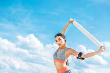 女运动员与体育袖标智能手机