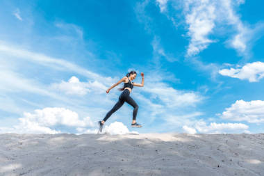 有吸引力的女運(yùn)動(dòng)員運(yùn)行照片