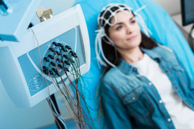 關(guān)閉的腦電圖記錄腦電波的女人