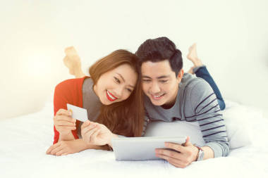 幾個使用數(shù)字平板電腦照片