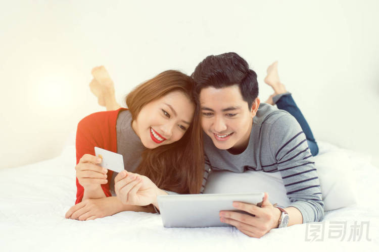 幾個使用數(shù)字平板電腦照片