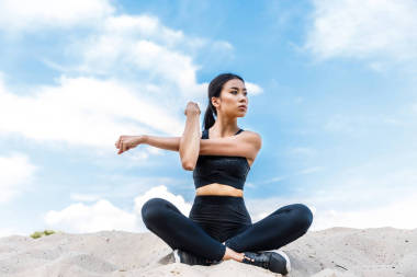 女運(yùn)動員拉伸手 