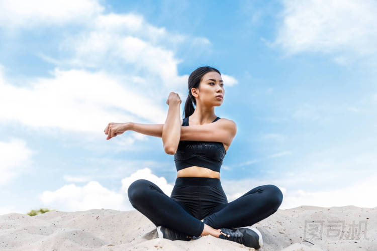 女運(yùn)動員拉伸手 