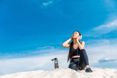 女運動員聽音樂圖片