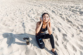 女运动员听音乐 