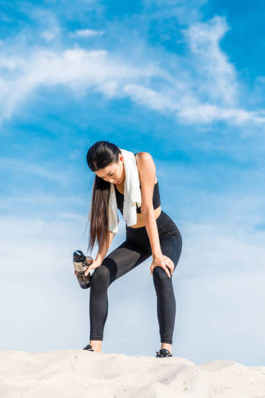 對天空疲憊女運(yùn)動員