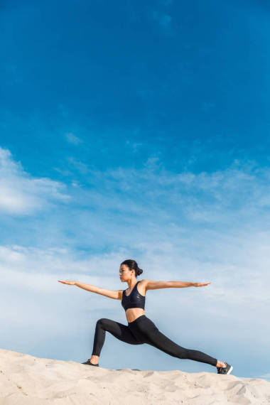 练瑜伽的女人照片