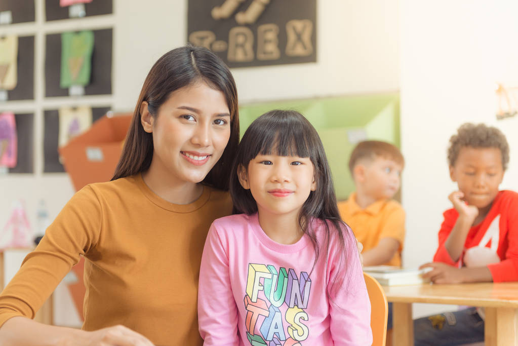 在跟老师学习和玩乐类小学年龄儿童组。老式的影响风格图片 在跟老师学习和玩乐类小学年龄儿童组。老式的影响风格图片