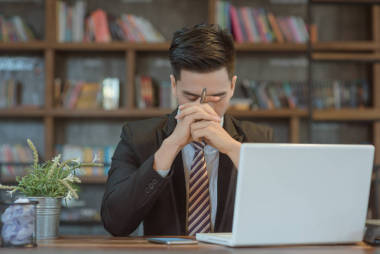 年輕有吸引力的亞洲商業(yè)男人睡覺、 打瞌睡或考慮