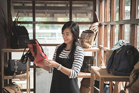 亚洲女性质量控制检查