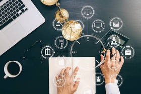 正义和法律的 concept.businessman 或律师或会计师工作