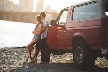 擁抱海灘上的情侶圖片