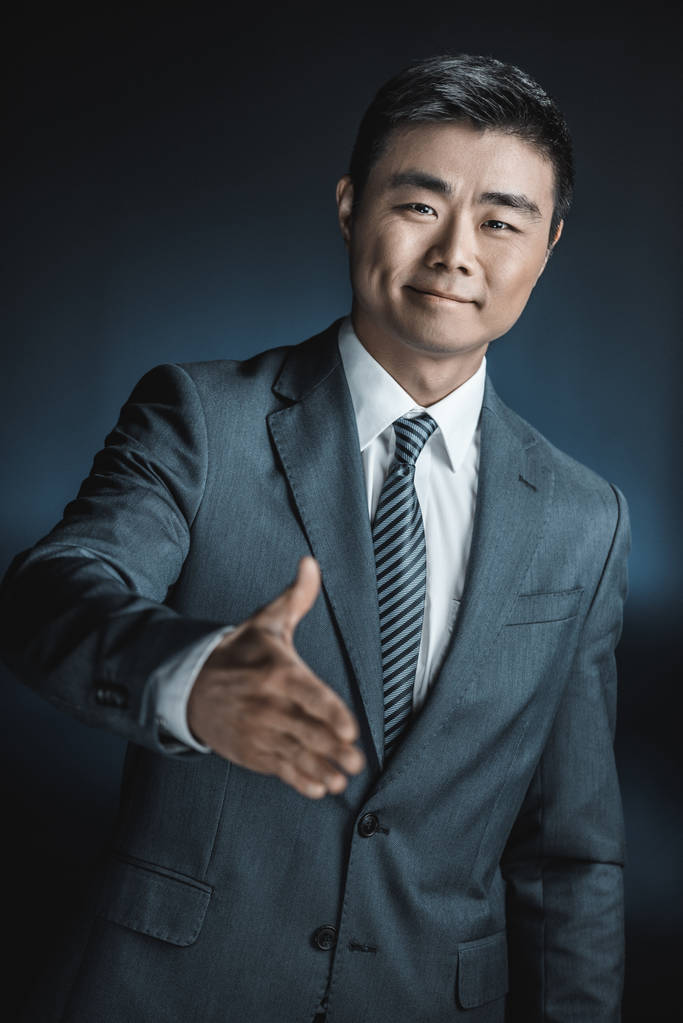 亚洲商人伸出手照片