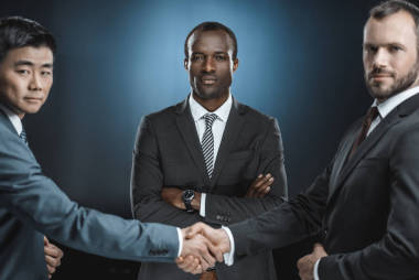 多民族商業(yè)伙伴握手