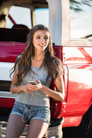 女人帶著耳機(jī)聽音樂圖片