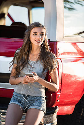 女人带着耳机听音乐图片