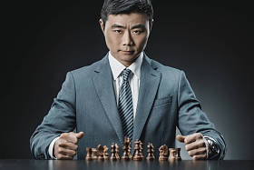 亚洲商人和国际象棋件图片