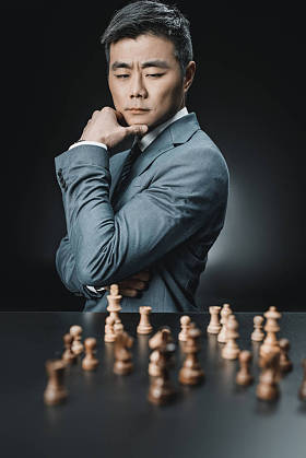 亚洲商人和国际象棋件