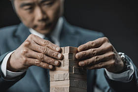 亚洲商人玩积木木游戏图片