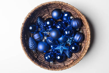 在籃子里的圣誕玩具