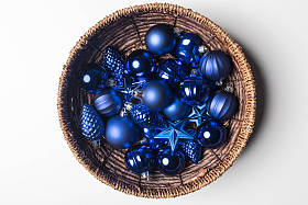 在篮子里的圣诞玩具