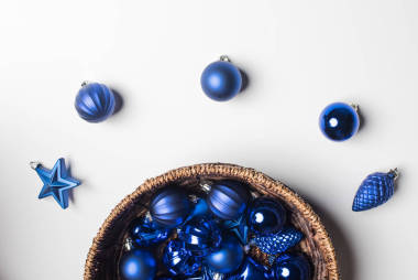 在籃子里的圣誕玩具