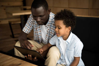 父親和兒子與數(shù)字平板電腦