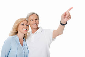 成熟的夫妇指着不远处用手指图片