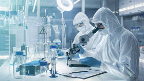 在套装进行安全高等级实验室科学家