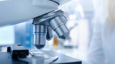 科學顯微鏡在光明現(xiàn)代實驗室中的特寫鏡頭