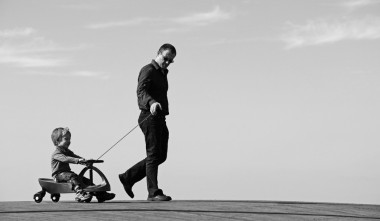 父亲和儿子一起度过空闲时间照片