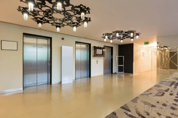 酒店大堂設(shè)有電梯圖片