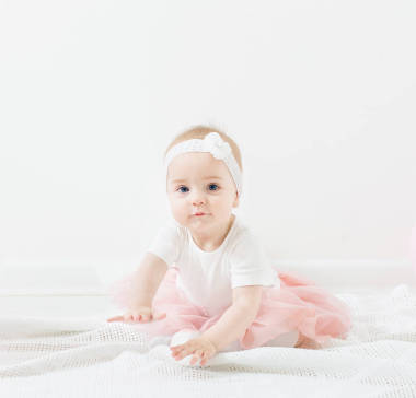 快樂的小女孩室內(nèi)