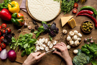 女人切割蘑菇图片