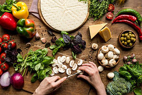 女人切割蘑菇图片