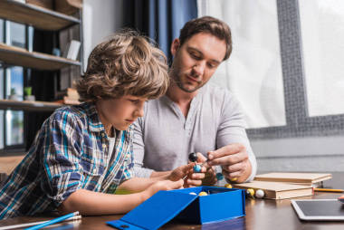 父親和兒子玩原子模型圖片