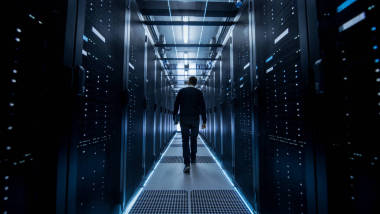 下面的截圖，它的工程師步行穿過數(shù)據(jù)中心 Corrid