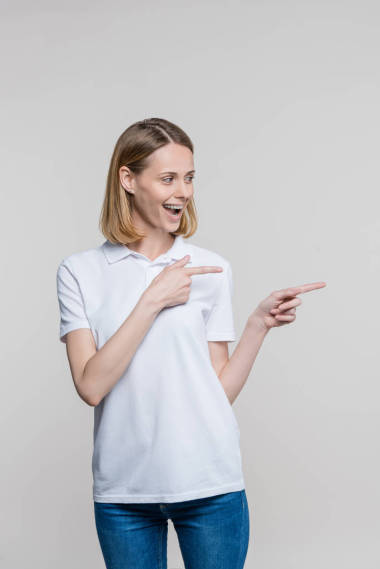 指向某個(gè)地方的女人