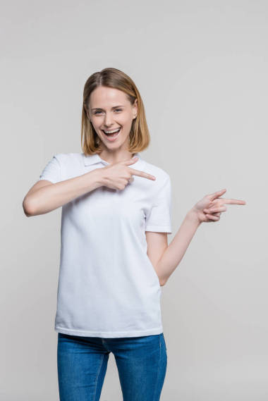 指向某個地方的女人圖片