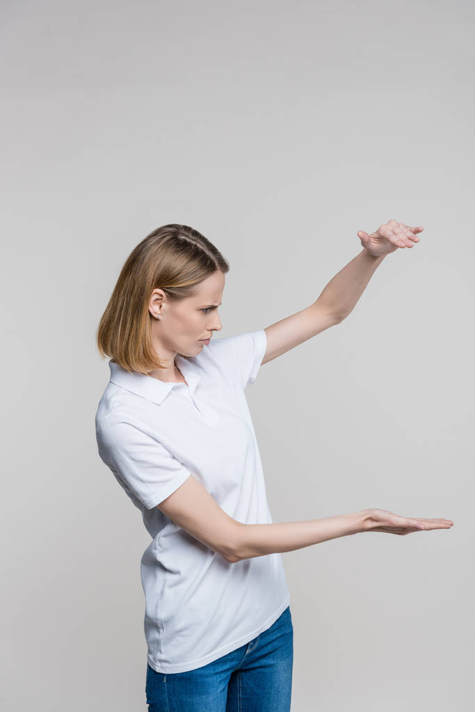 打手势困惑的女人