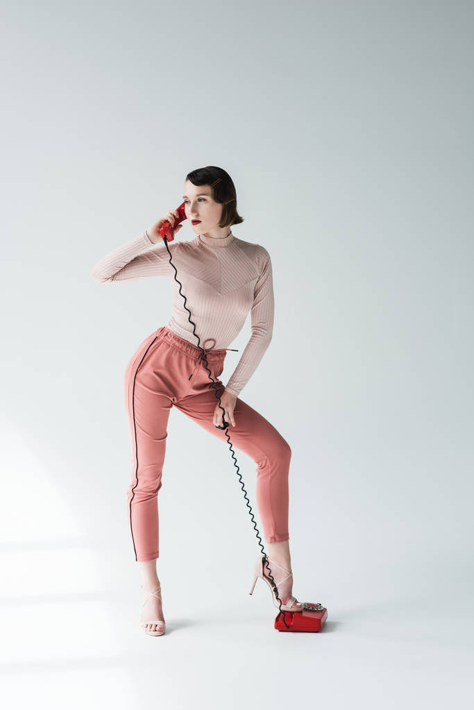 优雅的女人，与复古电话图片