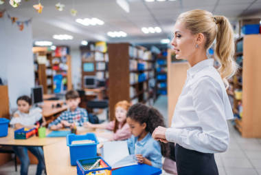 老师给课在图书馆照片