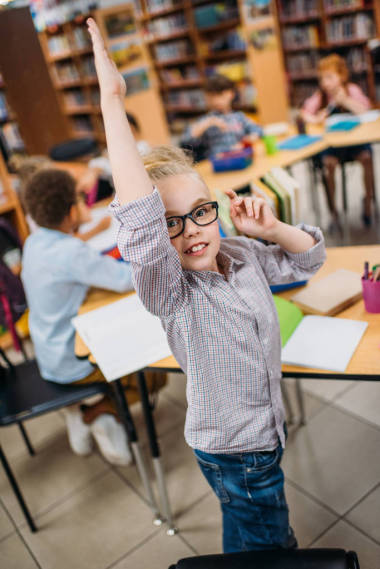 提高手的女孩图片