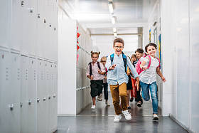 学生通过学校走廊运