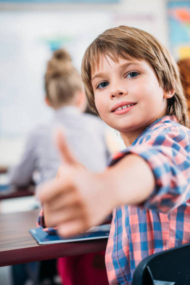 小學(xué)生出現(xiàn)拇指圖片