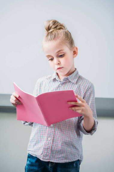 看著筆記本的女生圖片