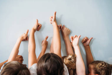 群現(xiàn)身大拇指的孩子