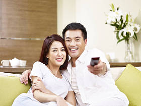 亚洲夫妇在家看电视图片