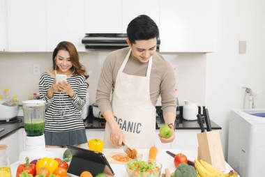 亞洲女人用的手機(jī)，而一個(gè)人準(zhǔn)備一頓飯
