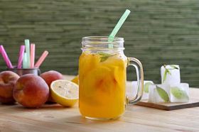 在梅森罐子里的桃子